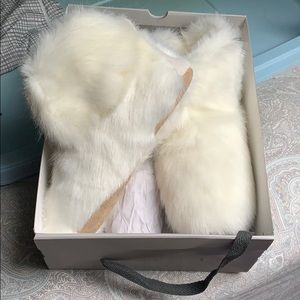 NEVER WORN UGG SLIPPERS